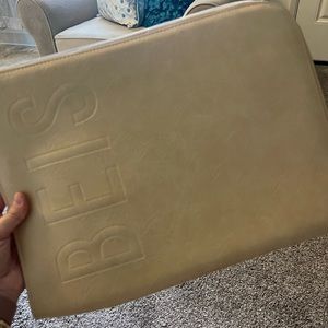 Beis Laptop Sleeve in Beige